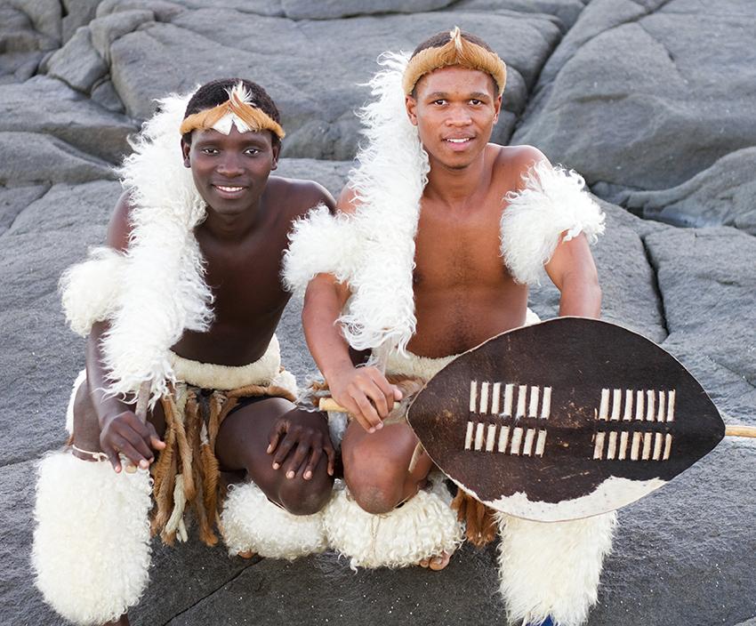 13. В культуре зулу традиционные костюм включает в себя amashoba, что является ничем иным, как коровьими хвостами. Повязка на голове зулусского мужчины означает, что он женат.