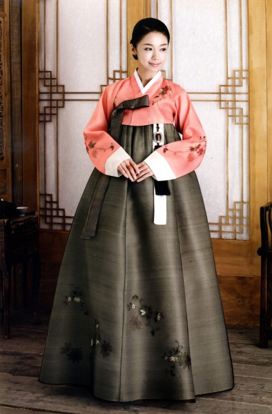 3. Ханбок – корейская национальная одежда. Традиционное платье сегодня можно увидеть на фестивалях и праздниках. 