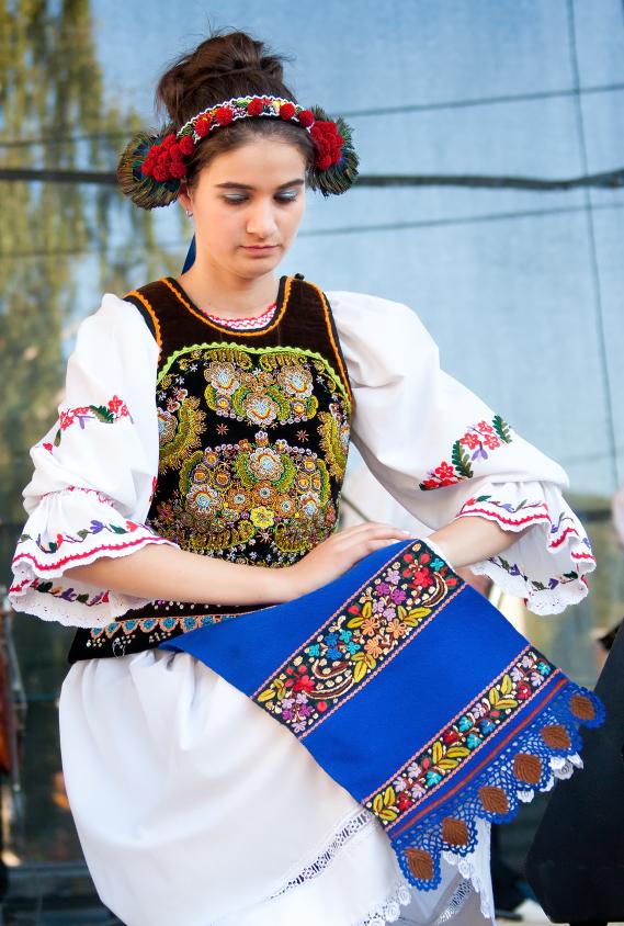 8. Традиционное платье румынских женщин включает длинную рубаху, жилет и пояс. Мужчины носят аналогичный по стилю костюм включающий сорочку, пояс и брюки.