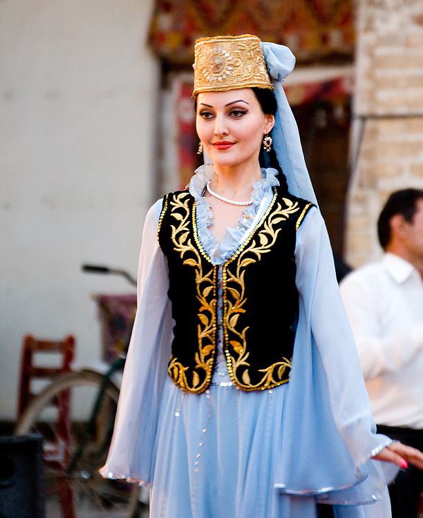 9. Традиционное платье женщин Узбекистана. У мужчин как правило это длинный балахон украшенный декоративной тесьмой.