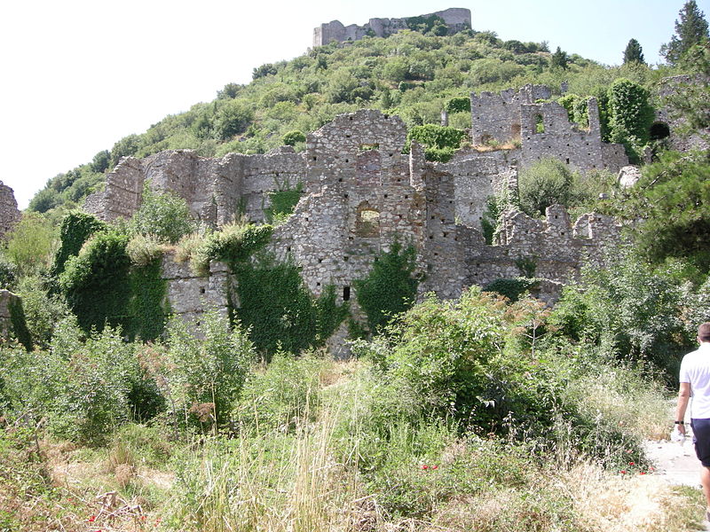 800px-Mystra,_veduta_rovine_e_castello