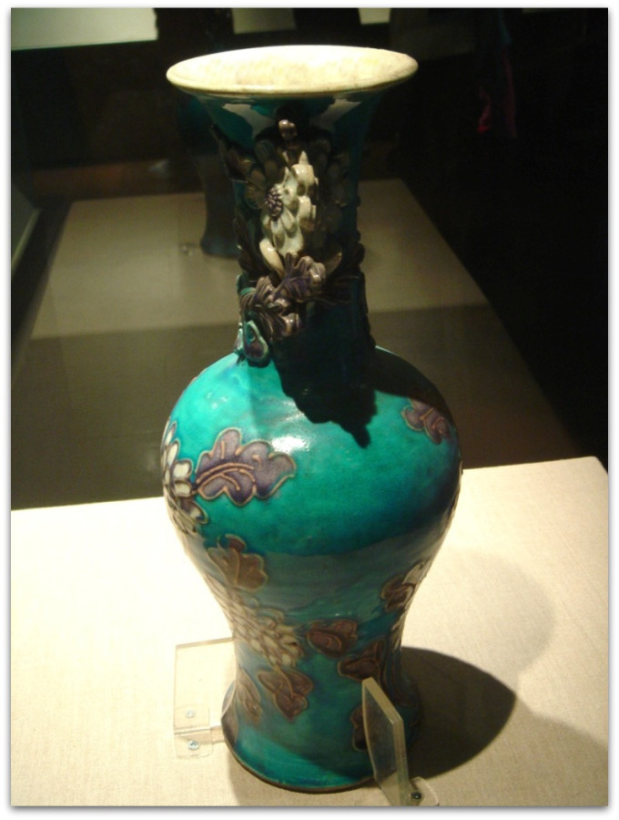 Chrysanthemum_porcelain_vase_with_three_colors