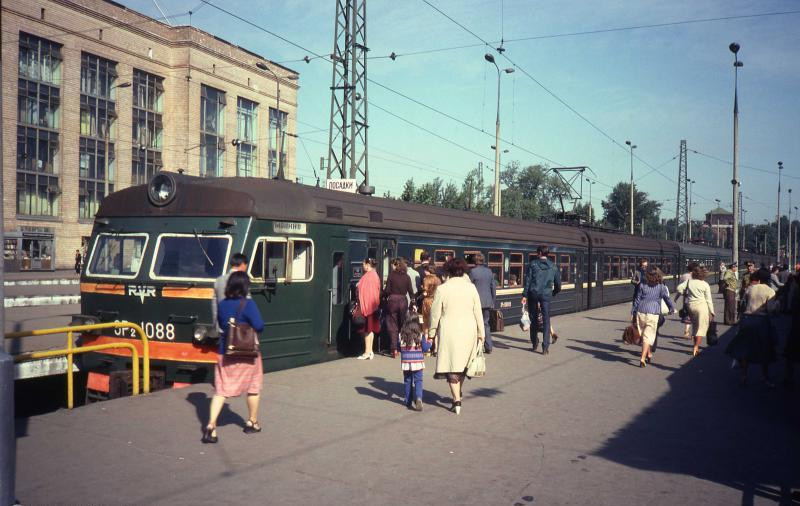 98. Ярославский вокзал. Пригородные платформы, 1982 год.