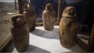 Четыре кувшина с крышками, напоминающими лица четырех сыновей Бога Хоруса, до сих пор содержат органы мертвецов внутри себя. Египет, 2018 год.