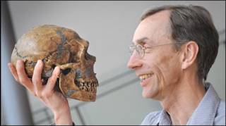 ученый с черепом неандертальца