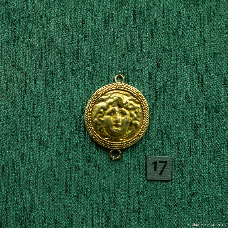 Застежка ожерелья с изображением головы Медузы. I в. н.э. Керчь. 