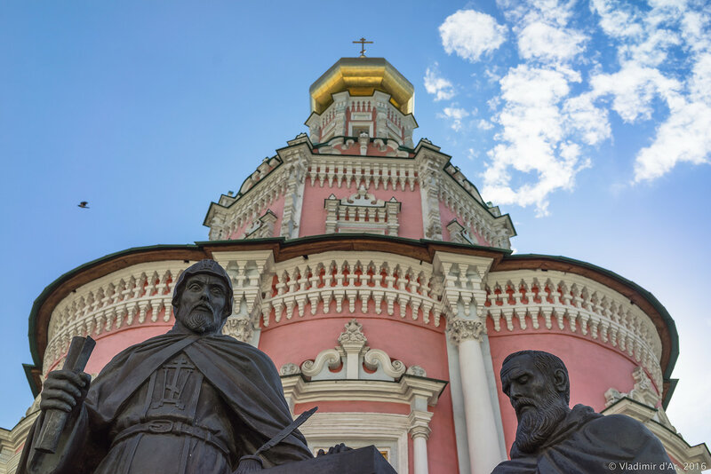 Памятник братьям Лихудам у Богоявленского собора