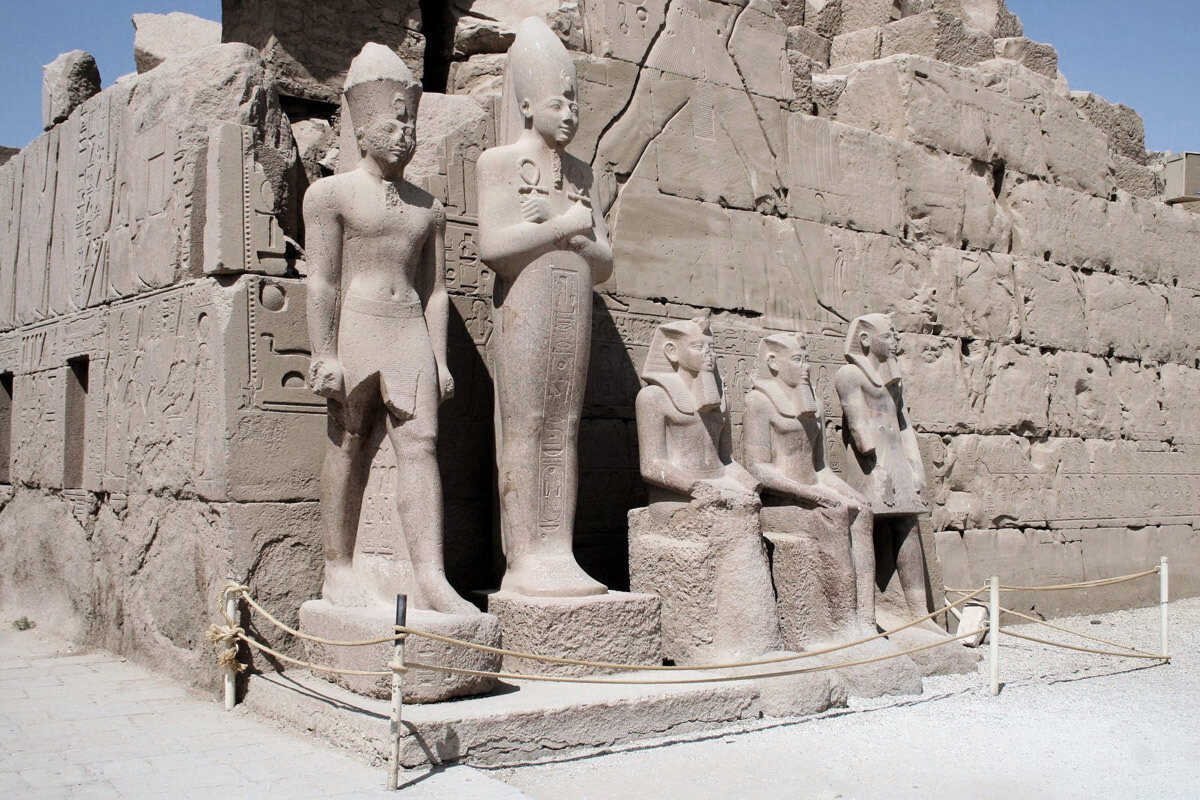 Карнак. Статуи храма