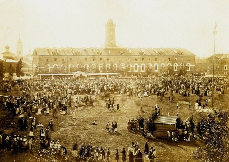 1865 Старая Русса. Народные гуляния на полковом плацу.jpg