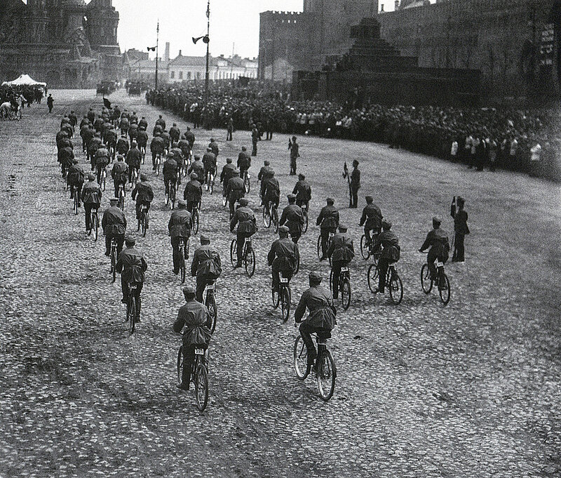 1924 Парад на Красной площади Велосипедисты Аркадий Шайхет.jpg