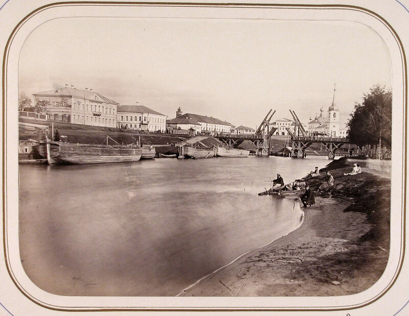 1865 Вид на здание Окружного правления слева и подъёмный мост через реку Вытегру.jpg