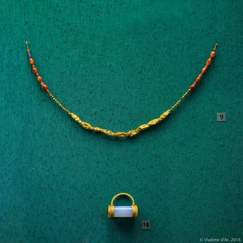 Ожерелье с изображением «узлов Геракла» и подвеска