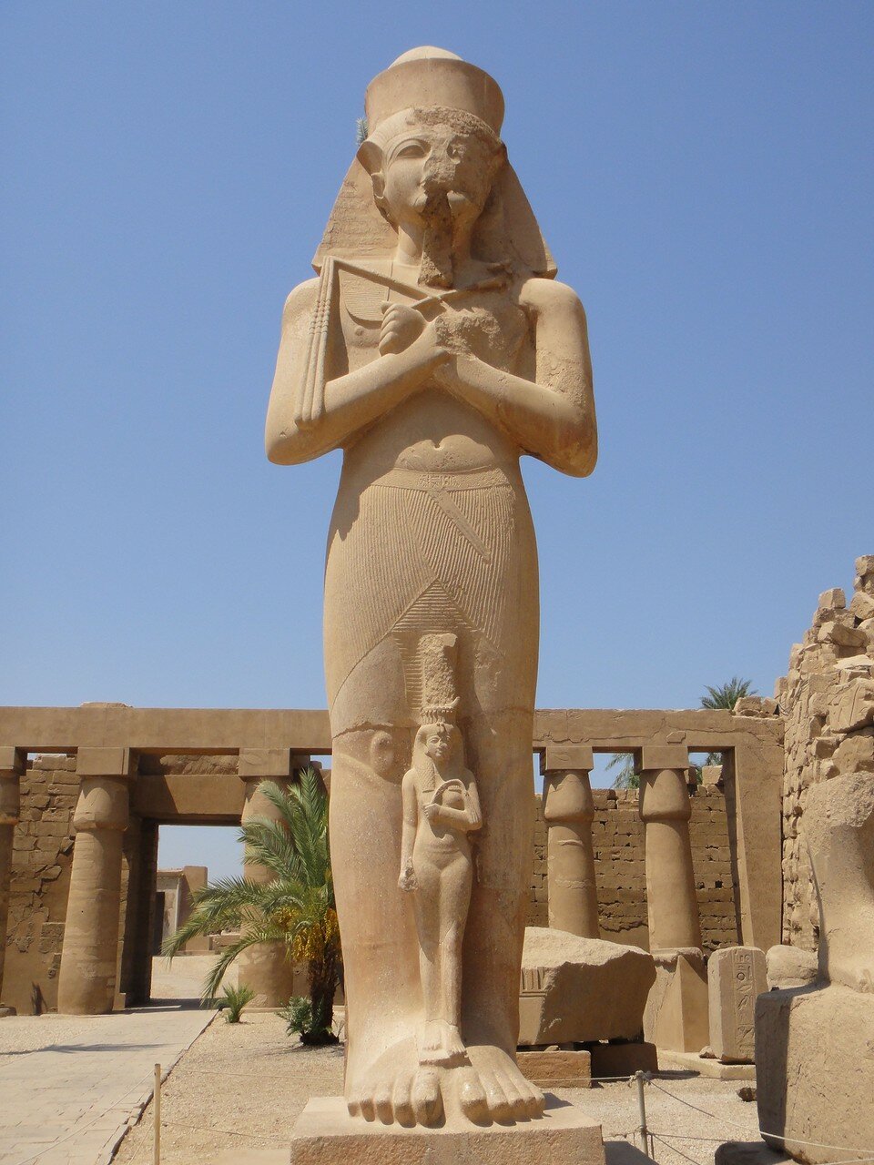 Карнак. Статуя Рамсеса II