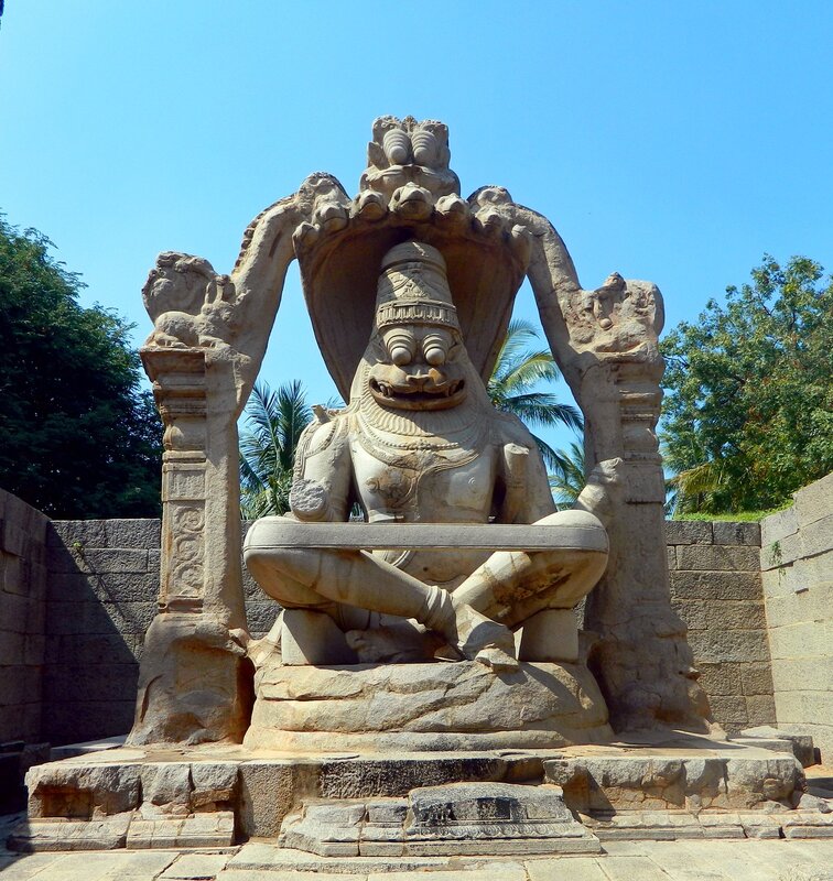 Статуя Йога-Нарасимхи в Хампи, штат Карнатака. Индия.