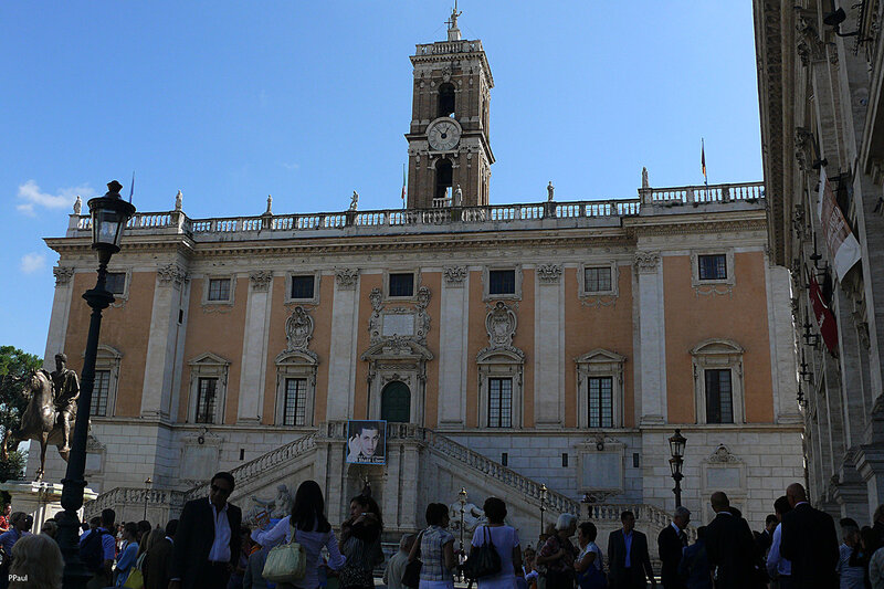 Посередине капитолийской площади находится статуя Марка-Аврелия, за ним – Дворец Сенаторов, справа Палаццо деи Консерватории, а слева Палаццо Нуово. В этих зданиях сейчас музеи с сокровищами древнего Рима.