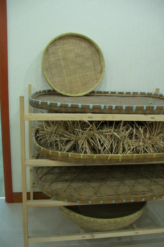 Бамбуковые подносы с шелкопрядом, производство шелка