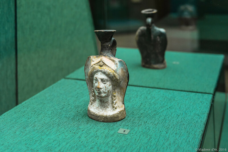 Фигурный сосуд - лекиф в виде головы девушки в головном уборе. Аттика. IV в. до н.э. Керчь.