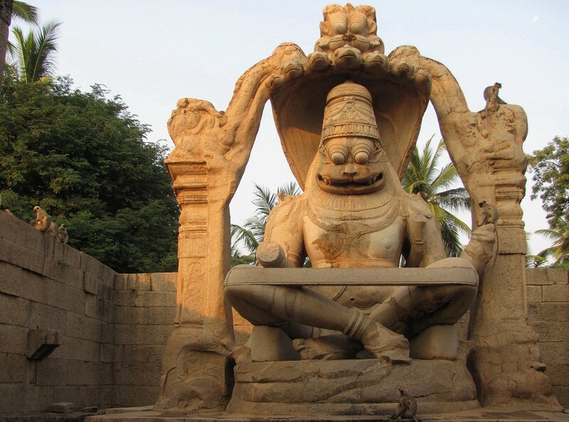 Впечатляющая статуя Йога-Нарасимхи (Lakshmi Narasimha Temple)