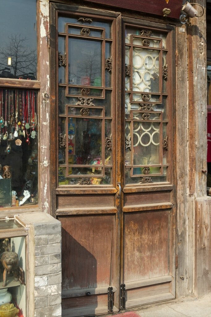 Дверь антикварной лавки, улица Яньдай, Шичахай, Пекин