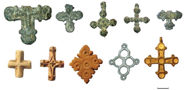 Древнерусская Дубна Наперсный крест и кресты тельники металлические каменные янтарные