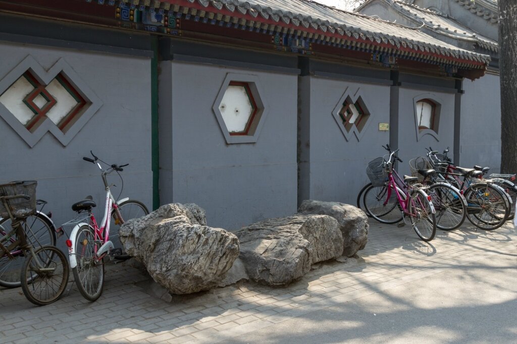 Камни около старого дома, Шичахай, Пекин
