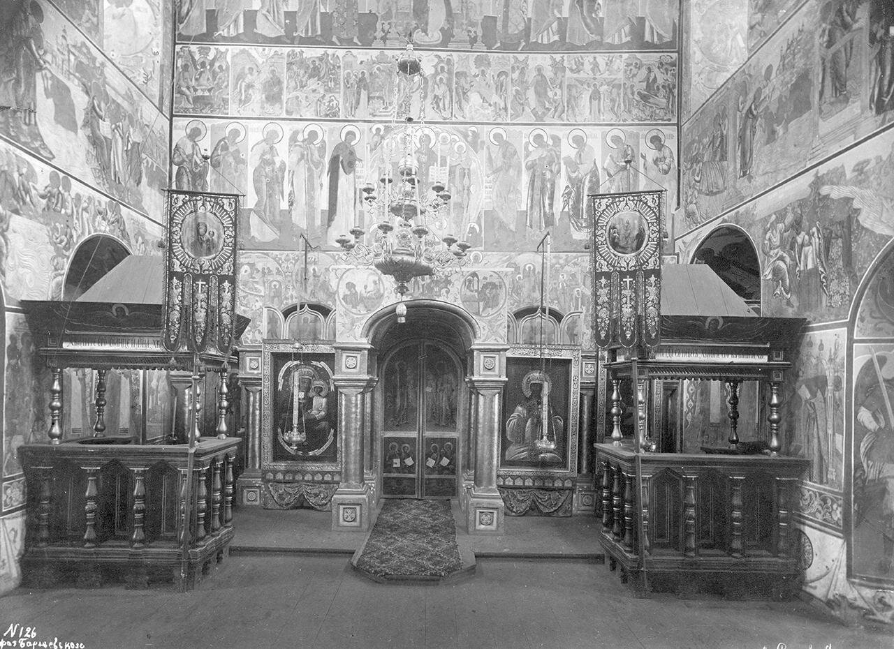 Кремль. Церковь Иоанна Богослова. Каменный иконостас