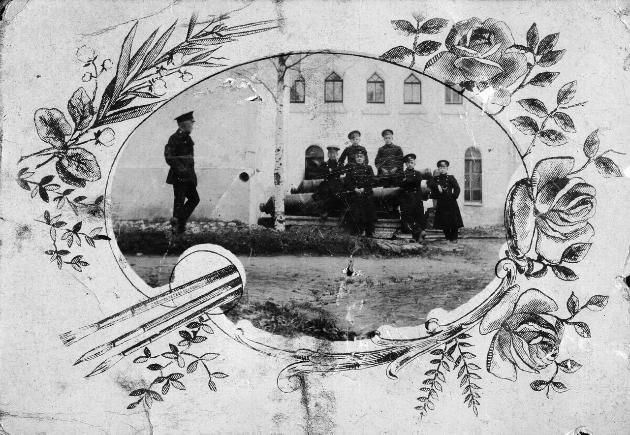 Ученики Новгородского реального училища у здания музея. 1911