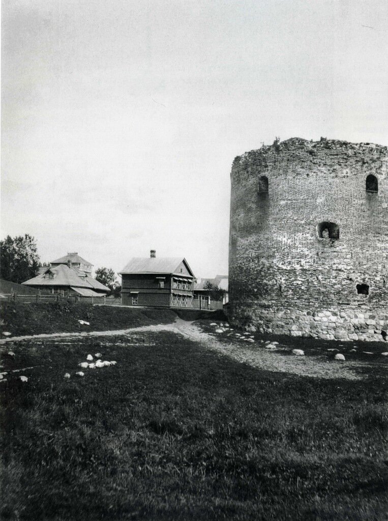 Троицкая улица и Алексеевская (Белая) башня 1582-1584.