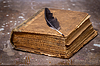 Древняя книга в стиле гранж на деревянный стол | Фото