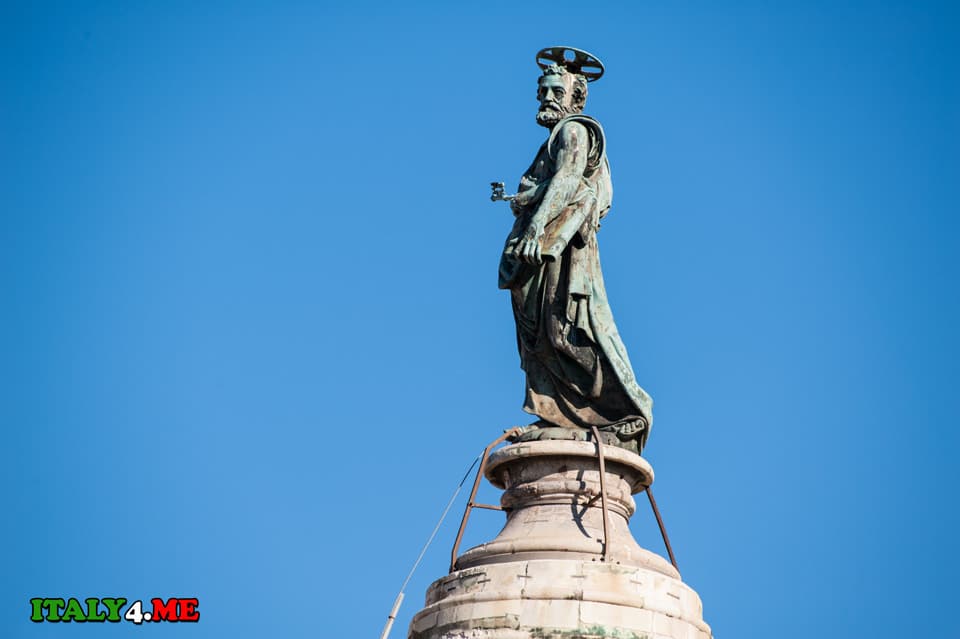 статуя апостола Петра на колонне Траяна в Риме