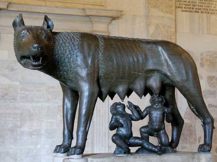 Капитолийская волчица и римские близнецы Ромул и Рем.