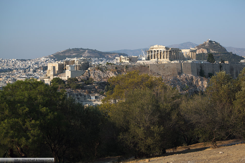 Афинский Акрополь - 156-метровый скалистый холм с пологой вершиной (~300 м в длину и 170 м в ширину)