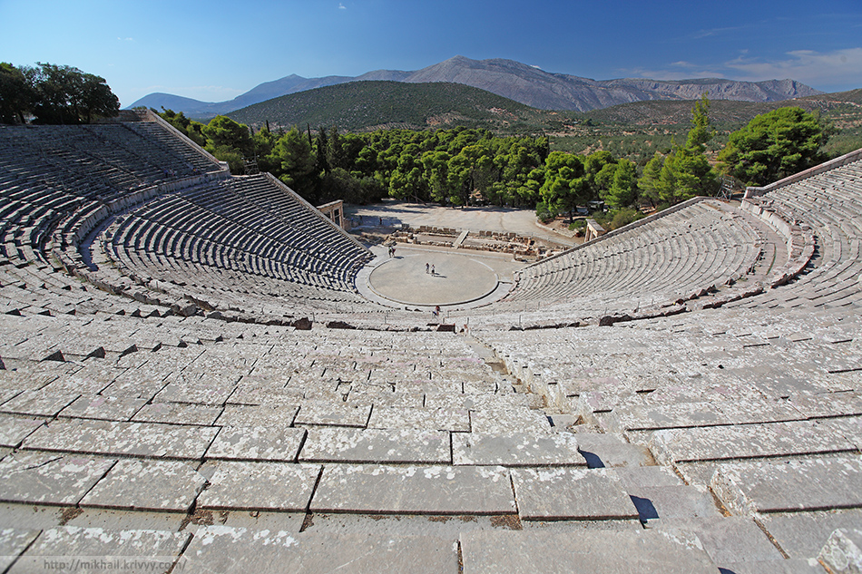 Театр Эпидавра. 6 век до нашей эры с до сих пор великолепной акустикой. Действующий.