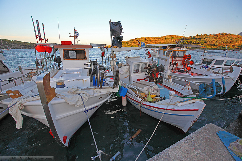 Рыбацкие лодки в порту Эпидавра.