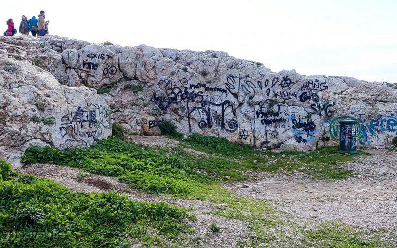 Знаменитые греческие граффити не щадят даже камни