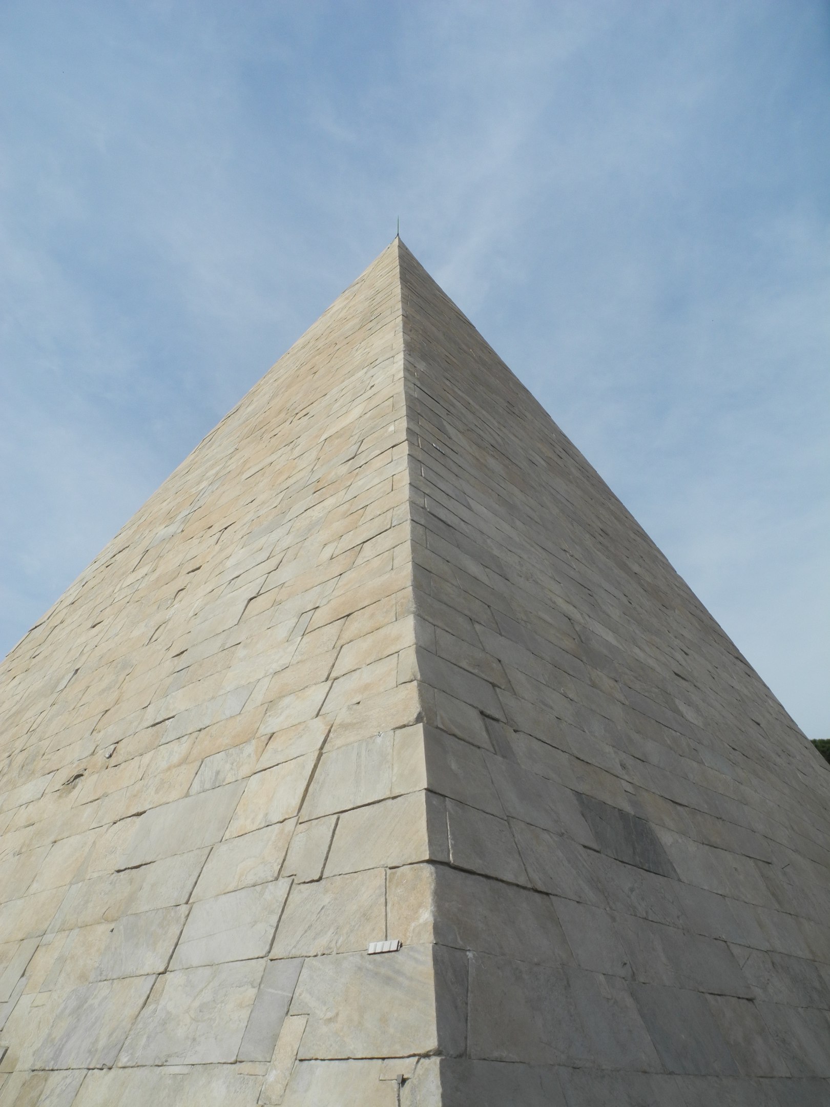 пирамида цестия рим