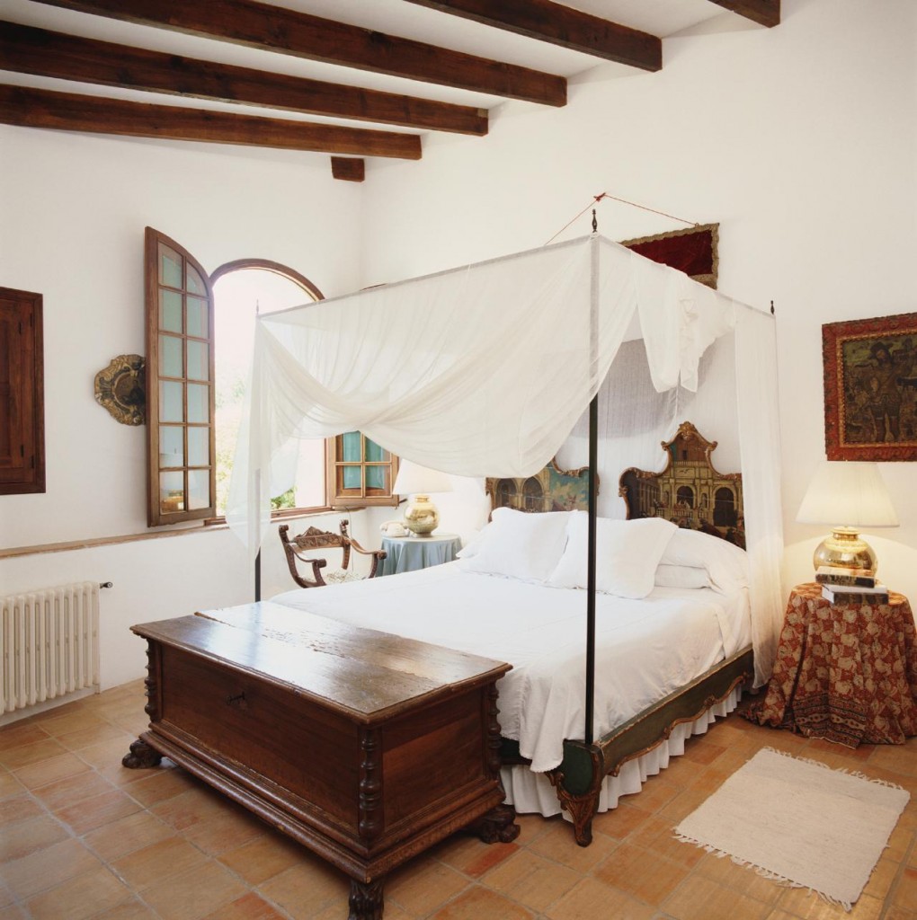 Романский стиль в бело-коричневой спальне