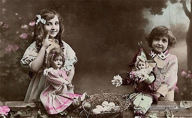 две девочки с куклами, фото горизонт, серый цвет