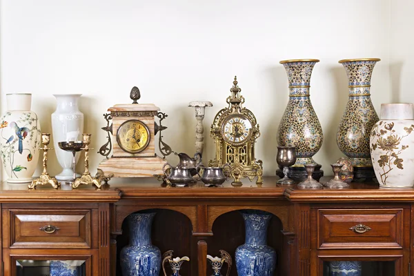 Античные вазы и часы — стоковое фото
