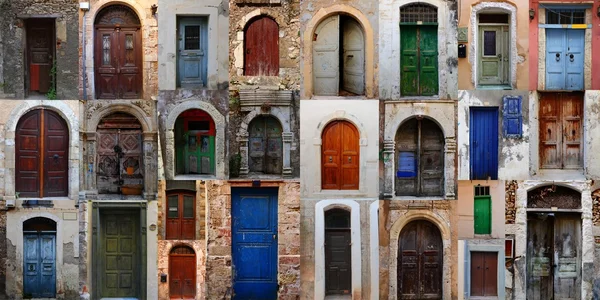 Сборник выдержал двери в Старом городе Ханья, остров Крит — стоковое фото