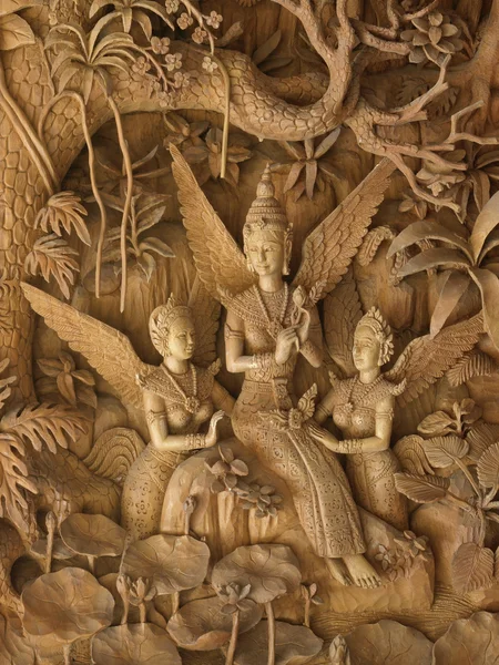 Ангелы, дерево, резьба в тайский храм — стоковое фото