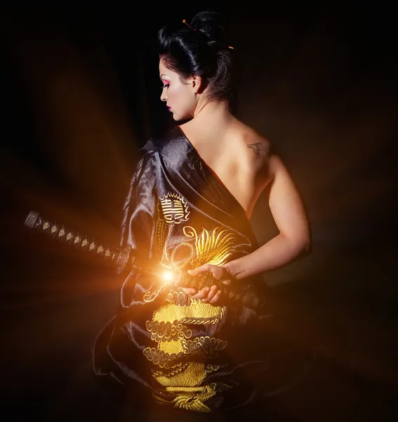 Женщина с Японией Катана меч в руках — стоковое фото