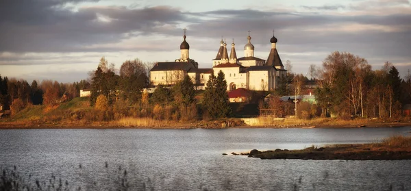 Осень монастырь на севере, Ферапонтов монастырь Вологодской — стоковое фото
