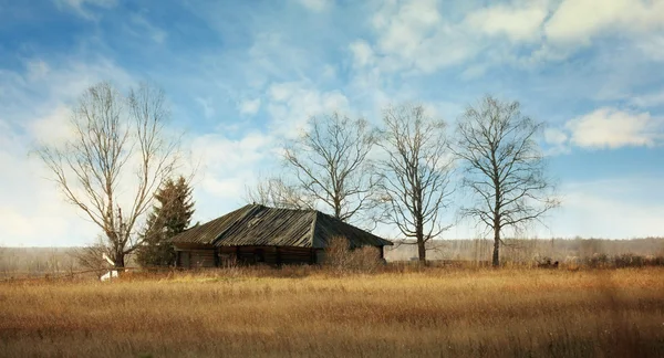 Заброшенный деревянный дом — стоковое фото