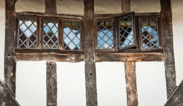 Окна из древесины коттеджа lavenham, Англия, Саффолк, Великобритания — стоковое фото