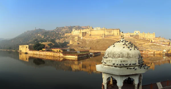 Панорама - Форт и озеро в Джайпуре Индия Лицензионные Стоковые Фото