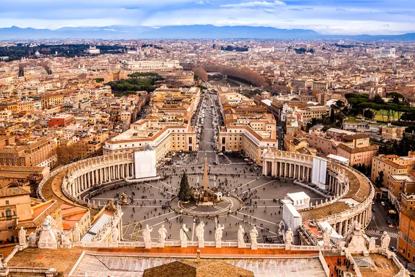 Рим, Италия. Квадратный известный Святого Петра в Ватикане и с высоты птичьего полета города — стоковое фото