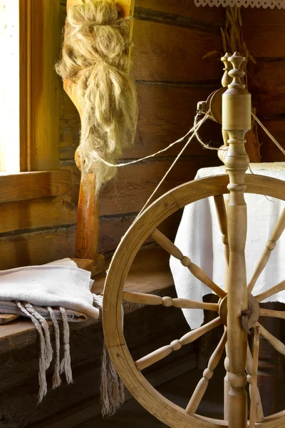 Старинные традиционные крутящееся колесо прялки с пряжей в деревянные Лицензионные Стоковые Фото