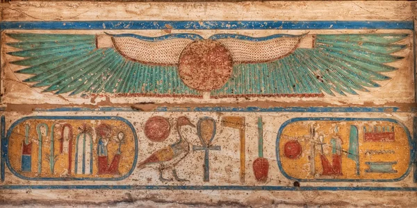 Madinet хабу иероглифы храм в Луксоре — стоковое фото