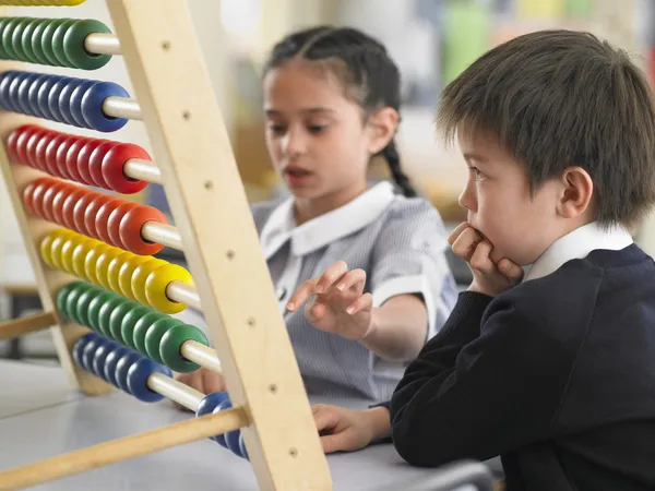 Учащихся начальной школы с использованием abacus — стоковое фото